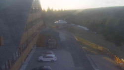 Parkoviště a hlavní vchod