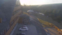 Parkoviště a hlavní vchod