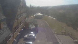 Parkoviště a hlavní vchod