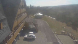 Parkoviště a hlavní vchod