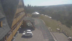 Parkoviště a hlavní vchod