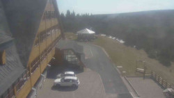 Parkoviště a hlavní vchod