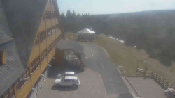 Parkoviště a hlavní vchod