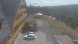 Parkoviště a hlavní vchod