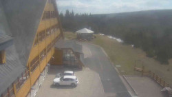 Parkoviště a hlavní vchod