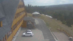 Parkoviště a hlavní vchod