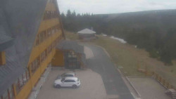 Parkoviště a hlavní vchod