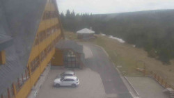 Parkoviště a hlavní vchod