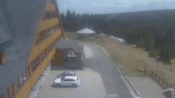 Parkoviště a hlavní vchod