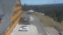 Parkoviště a hlavní vchod