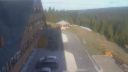 Parkoviště a hlavní vchod