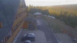 Parkoviště a hlavní vchod