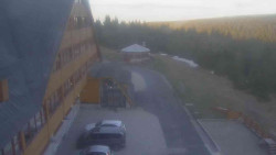 Parkoviště a hlavní vchod