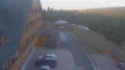 Parkoviště a hlavní vchod