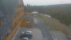 Parkoviště a hlavní vchod