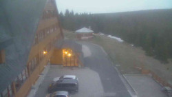 Parkoviště a hlavní vchod