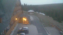Parkoviště a hlavní vchod