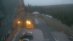 Parkoviště a hlavní vchod