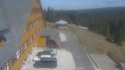 Parkoviště a hlavní vchod