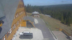 Parkoviště a hlavní vchod