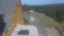 Parkoviště a hlavní vchod