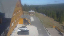 Parkoviště a hlavní vchod