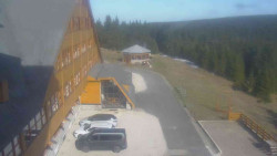 Parkoviště a hlavní vchod