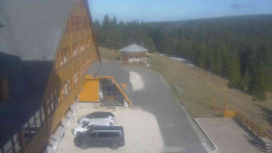 Parkoviště a hlavní vchod