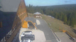 Parkoviště a hlavní vchod