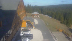 Parkoviště a hlavní vchod