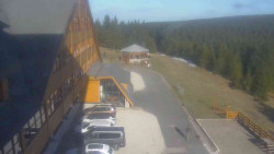 Parkoviště a hlavní vchod