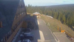 Parkoviště a hlavní vchod