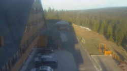 Parkoviště a hlavní vchod