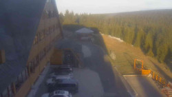 Parkoviště a hlavní vchod