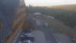 Parkoviště a hlavní vchod