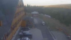 Parkoviště a hlavní vchod
