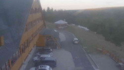 Parkoviště a hlavní vchod