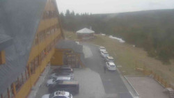 Parkoviště a hlavní vchod