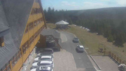 Parkoviště a hlavní vchod