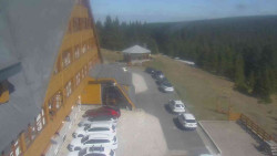 Parkoviště a hlavní vchod