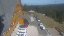 Parkoviště a hlavní vchod