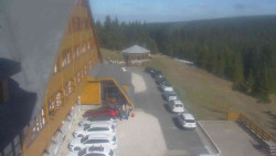 Parkoviště a hlavní vchod