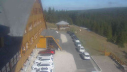 Parkoviště a hlavní vchod