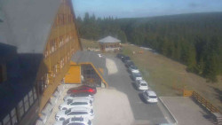 Parkoviště a hlavní vchod