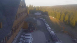 Parkoviště a hlavní vchod