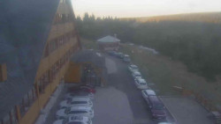 Parkoviště a hlavní vchod
