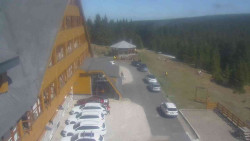 Parkoviště a hlavní vchod