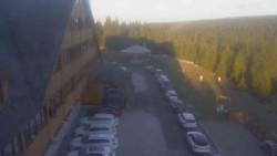Parkoviště a hlavní vchod