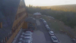 Parkoviště a hlavní vchod