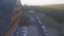 Parkoviště a hlavní vchod